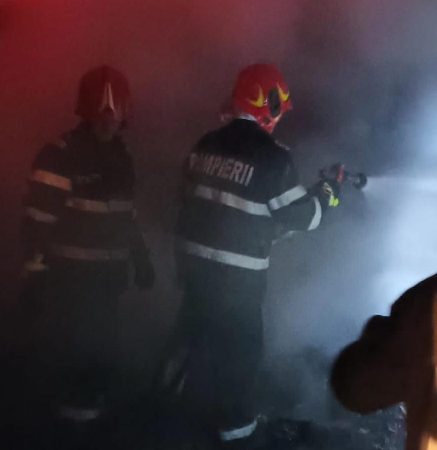 Casă cuprinsă de flăcări în comuna I.L.Caragiale