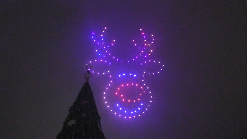 Seară magică la Târgoviște, un frumos joc de lumini cu drone și lasere și s-a aprins iluminatul festiv. VIDEO