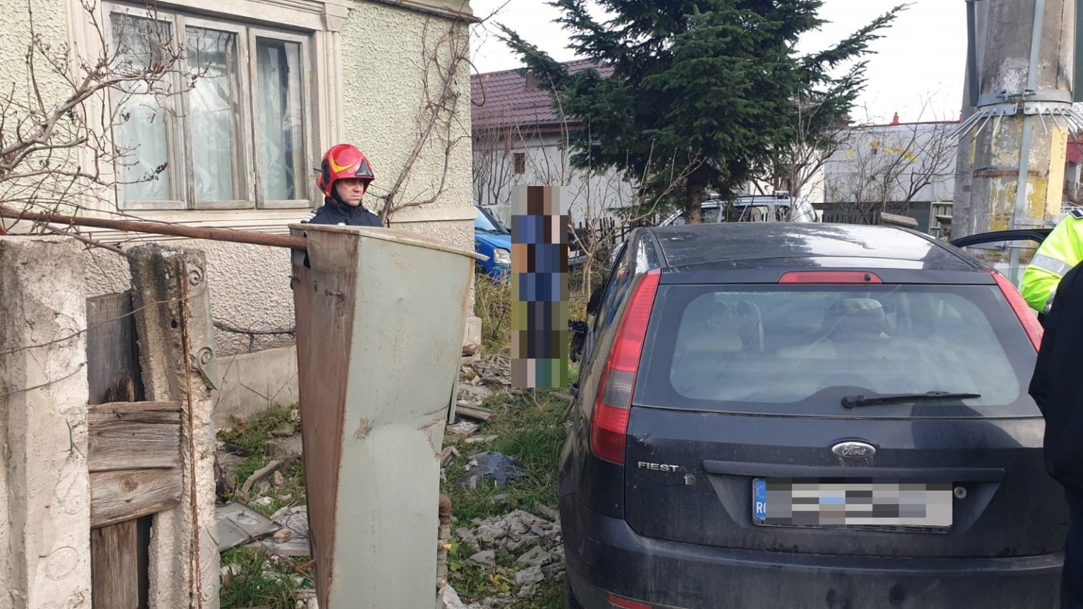 Pericol de explozie, șofer mort de beat a ajuns cu mașina în gardul unui locuințe, a avariat și o conductă de gaze