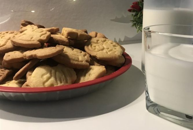 Să pregătiți biscuiții, paharul  de lapte pentru Moș Crăciun și morcovii pentru reni