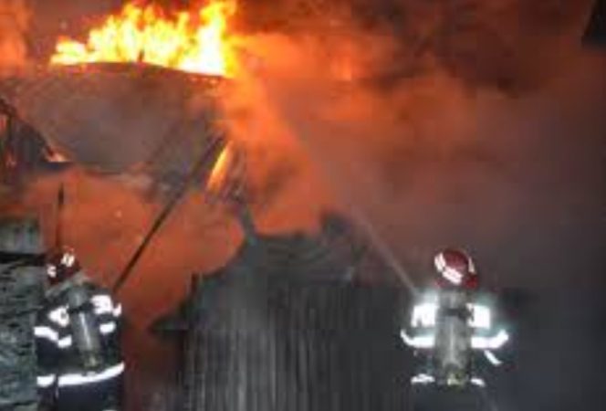 Casă cuprinsă de flăcări în comuna Văcărești