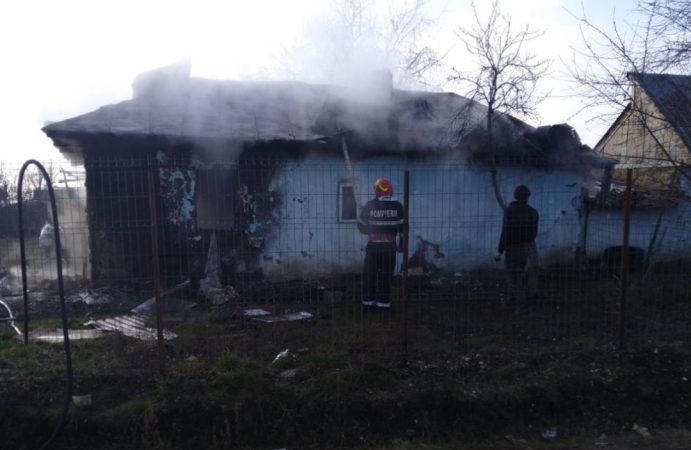 Tragedie la Vișina, un bebeluș a ars de viu în  casa cuprinsă de flăcări