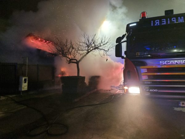 Incendiu puternic la o casă pe structură din lemn în municipiul Târgoviște, Calea Domnească