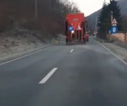 INFOTRAFIC, conducătorii auto sunt sfătuiți să adapteze viteza la condițiile de drum