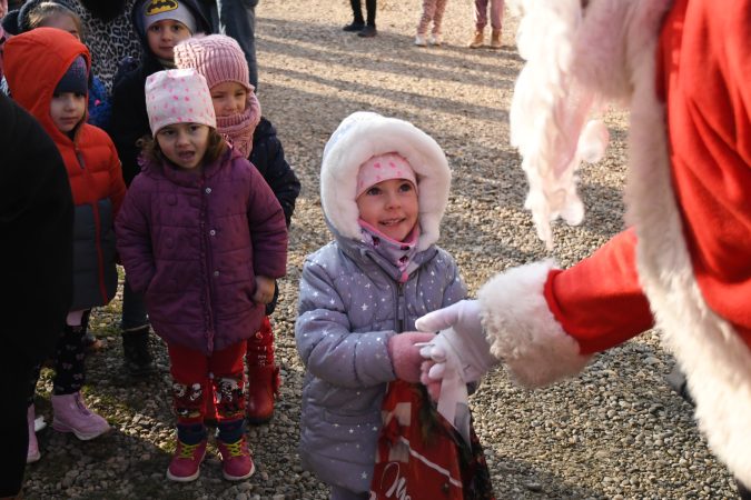 La Răcari, două zile pline de fericire și bucurie, Moș Crăciun a sosit cu desaga încărcată. VIDEO