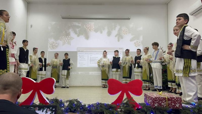 La Nucet, tradiția se păstrează, au răsunat colindele și a sosit Moș Crăciun cu daruri pentru preșcolari și elevi. VIDEO