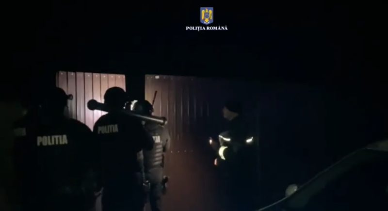 Percheziții, mascații au descins la hoți, i-au luat din pat.VIDEO
