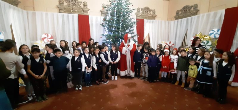 Colindăm, colindăm, micii panduri de la Școala „Tudor Vladimirescu” au mers cu colindul la Primăria Târgoviște unde un Moș de poveste i-a întâmpinat. VIDEO