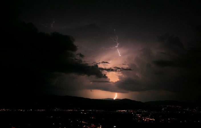 FENOMEN METEO NEOBIȘNUIT, tunete și fulgere în 18 ianuarie 2023, la Târgoviște, plouă ca în plină vară