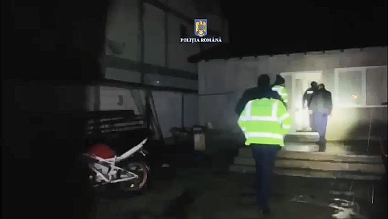 Percheziții la Titu și Potlogi, mascații au descins la hoții de bijuterii. VIDEO