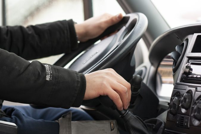Din data de 2 februarie, urmează să scadă vârsta de obținere a carnetului de șoferi pentru anumite categorii