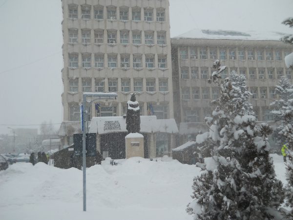 În orele următoarele, iarna își spune cuvântul, va ninge serios și la Târgoviște, începând cu ora 14:00