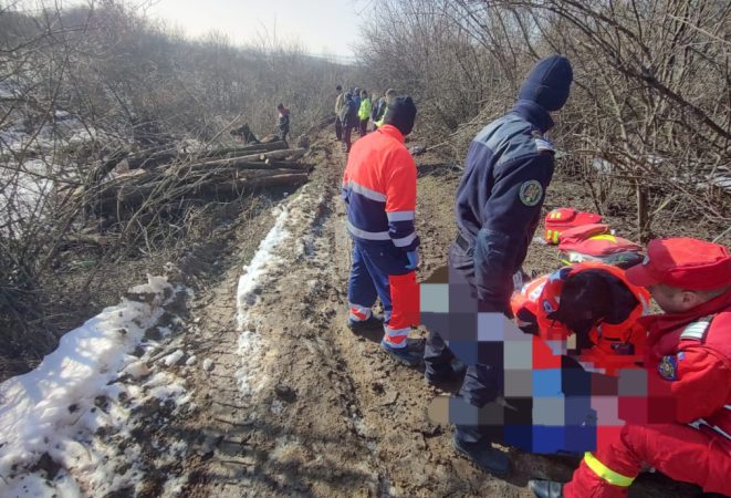 Tragedie la Găești, un bărbat a decedat după ce căruța încărcată cu lemne s-a răsturnat peste el