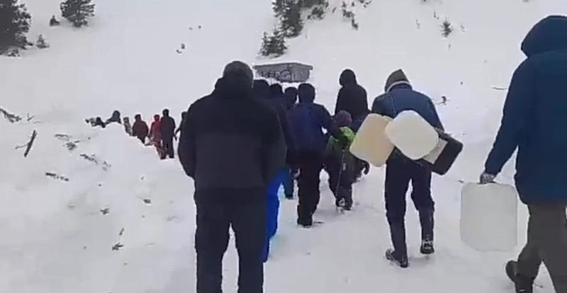 CNAIR, ISU și Salvamont au creat un convoi sigur pentru toți turiștii de la Cabana Capra. VIDEO