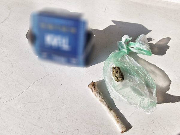 Jandarmii dâmbovițeni au depistat o elevă de 17, în timp ce consuma substanțe interzise în apropierea unui liceu din Târgovişte