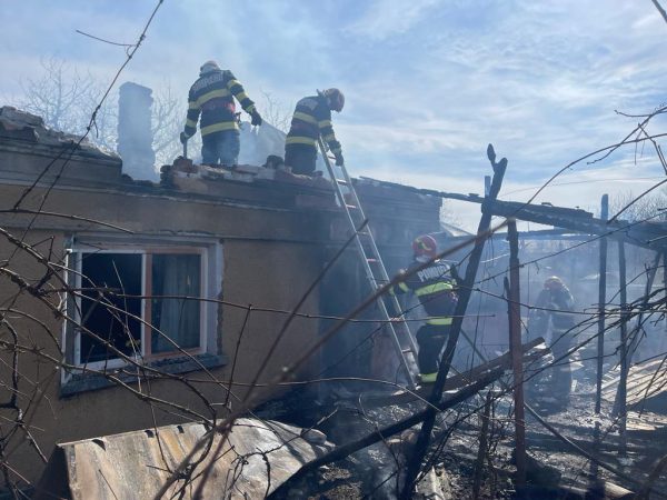Flăcările au cuprins o casă în comuna Valea Mare, sat Valea Caselor, str. Principală, a intervenit Detașamentul Găești cu trei autospeciale de stingere