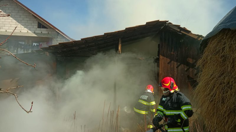 Pompierii dâmbovițeni au intervenit la două incendii, gospodării cuprinse de flăcări la Uliești și Cornești