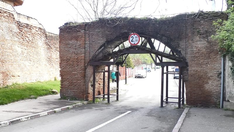 Luna viitoare încep lucrările de restaurare la “Poarta Dealu-Vânătorilor” din Târgoviște. VIDEO