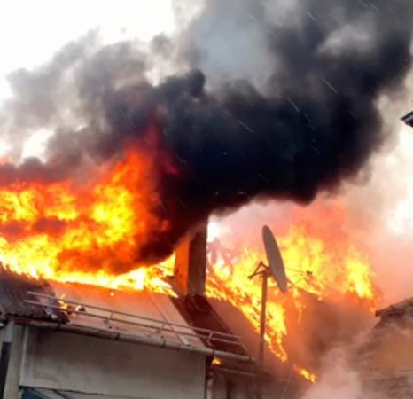 Incendiu la o casă din Malu cu Flori. Intervenție promptă a pompierilor