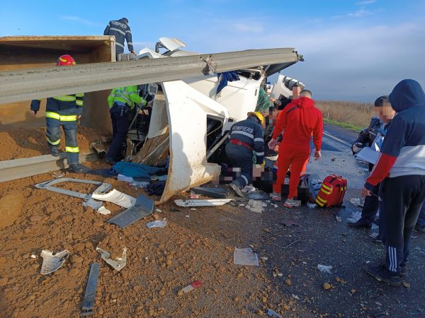 CIRCULAȚIE BLOCATĂ PE A1 București-Pitești, la kilometrul 53, în zona Corbii Mari,un autotren încărcat cu nisip s-a răsturnat pe partea carosabilă