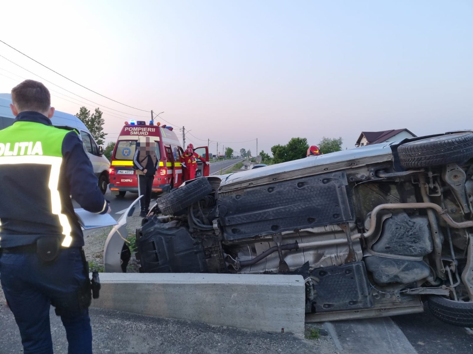 Accident grav pe DJ 711 Comișani, două persoane rănite