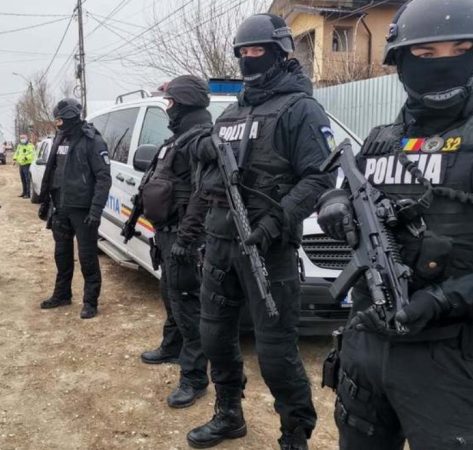 Mascații au descins la două locuințe din Târgoviște, proprietarii furau energie din rețeaua publică