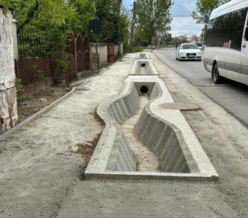 Se lucrează la  podețe, trotuare, șanțuri și piste de biciclete pe DJ 719 în Valea Voievozilor