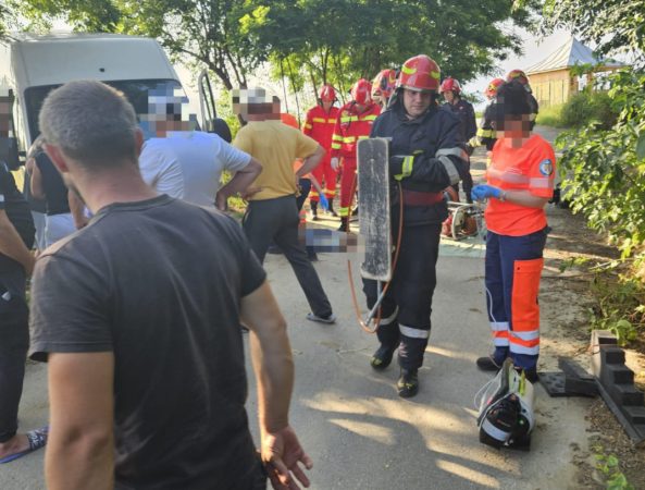Un bărbat a fost strivit de mașina pe care o repara