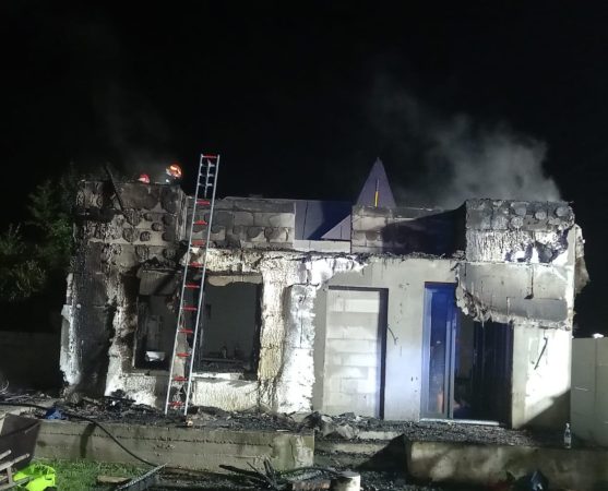 Casă mistuită de flăcări, la Morteni