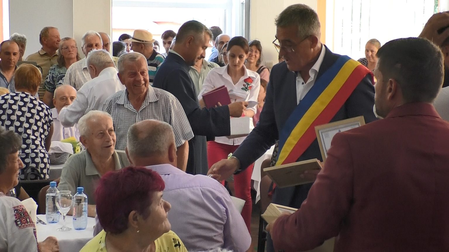 109 cupluri de aur au fost premiate pentru 50 de ani de căsătorie neîntreruptă, eveniment în premieră la Șotânga. VIDEO