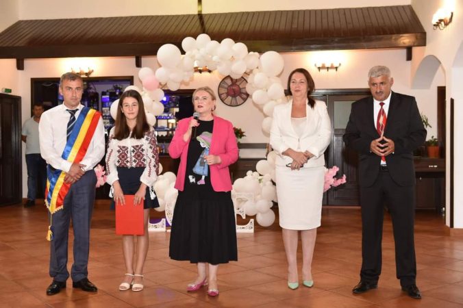 La Moroeni, administrația locală a premiat cuplurile, seniorii și elevii cei mai buni