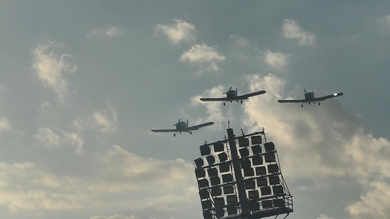 Spectacol de percuție susținut de trupa Barbarossa și Show aviatic pe Stadionul „Eugen Popescu”. VIDEO