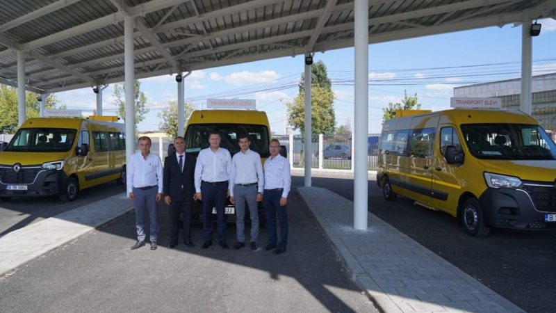 CJ Dâmbovița: Copiii din comunele  Vulcana Pandele, Dobra și Văleni-Dâmbovița,  au chiar de la începutul noului an școlar, microbuze noi