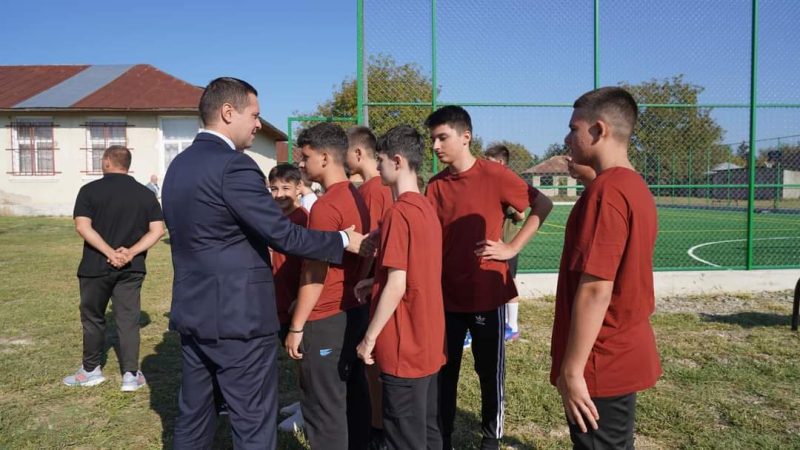 A fost inaugurat terenul de sport multifuncțional care deservește atât elevii Școlii Ghirdoveni cât și cetățenii localității I.L.Caragiale