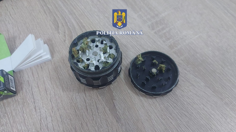 Polițiștii dâmbovițeni au depistat un șofer drogat iar în autoturismul oprit pentru control, un pasager avea un grinder și materie vegetală susceptibilă a avea efecte psihoactive