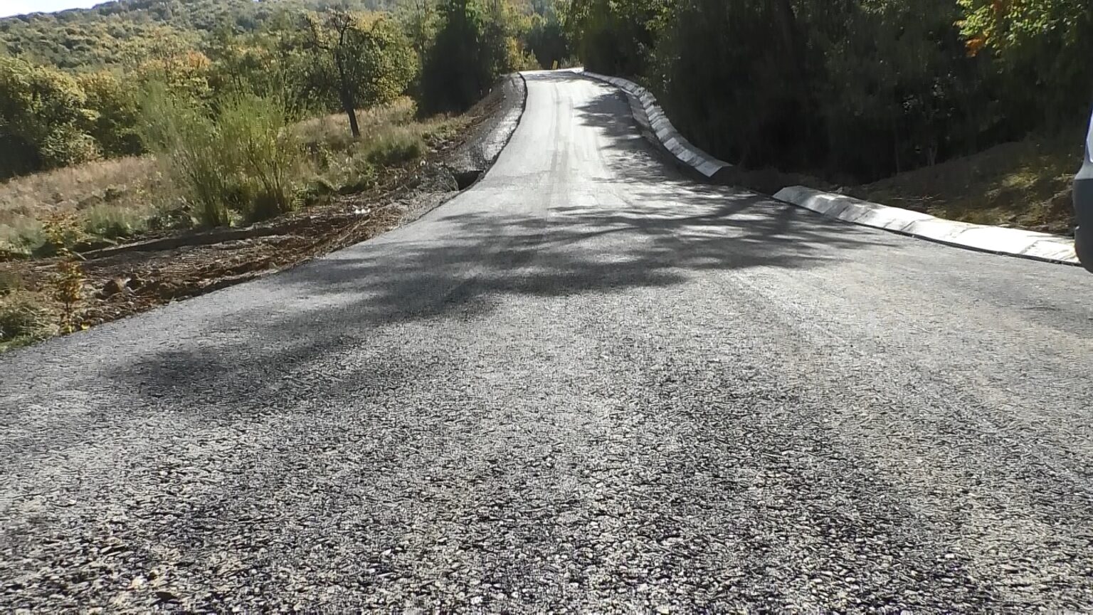 Se lucrează pe DJ 712 A Runcu – Râu Alb. VIDEO