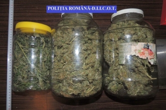 Doi tineri au fost prinși cu droguri de polițiști, pe o stradă din Târgoviște