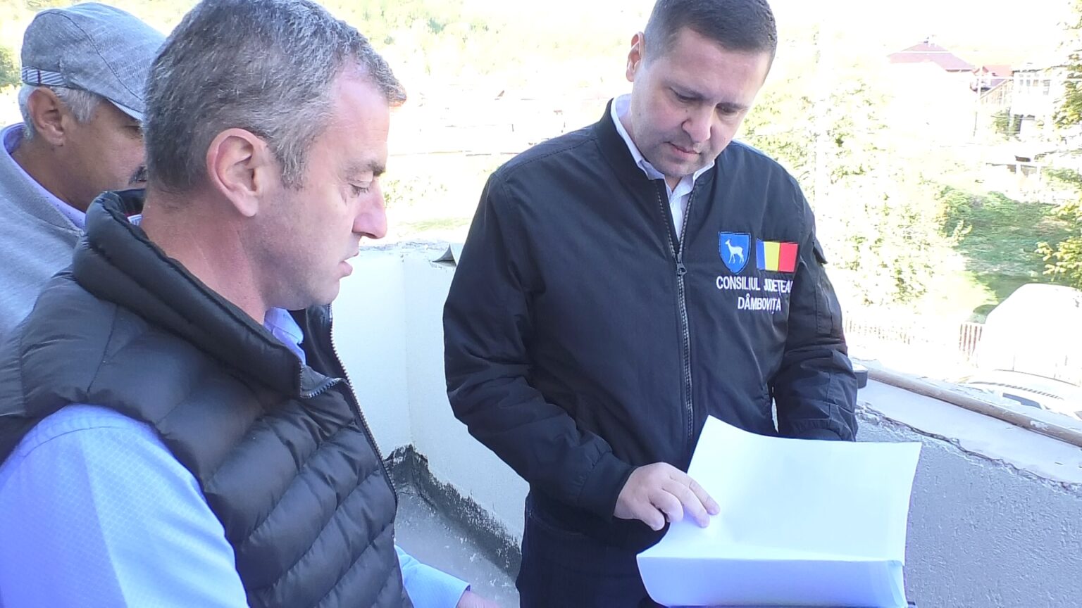 Se lucrează la modernizarea Școlii Moroeni, la sala de sport și la noul teren de sport cu  suprafață sintetică. VIDEO