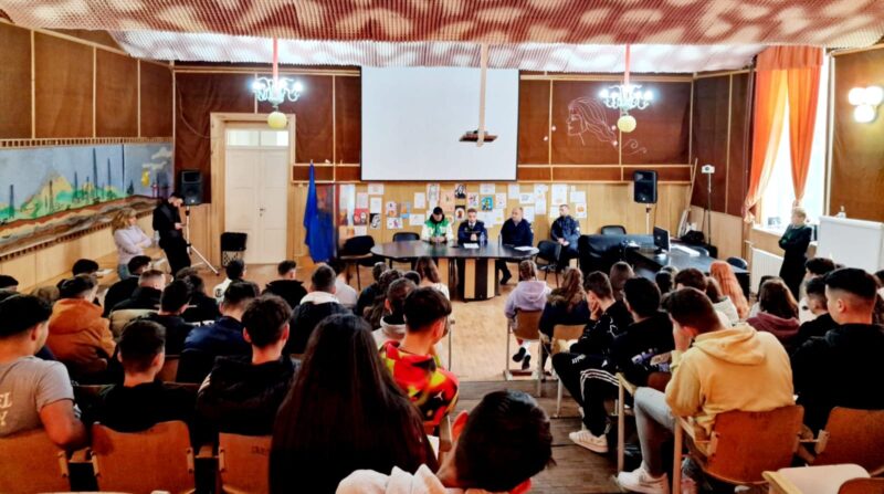 Jandarmeria Dâmbovița și Penitenciarul Găești, la masa discuțiilor cu elevii dâmbovițeni