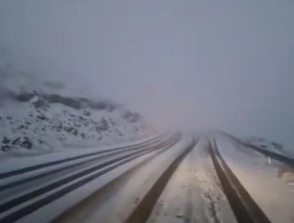 Iarnă pe Transalpina, temperaturile au scăzut brusc și ninsoarea și-a făcut simțită prezența