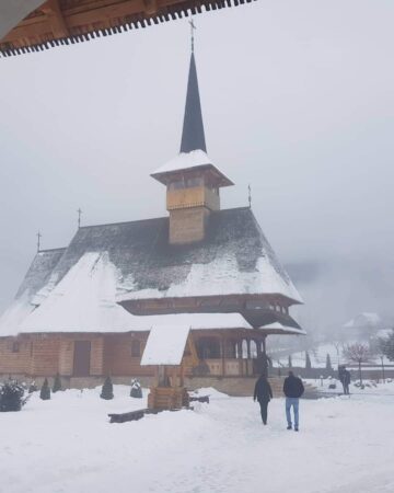 Solstițiul de iarnă, a început iarna astronomică Solstițiul de iarnă a avut loc în noaptea de  21 spre 22 decembrie, la 5h 27m (ora Românie), în emisfera nordică , avem noaptea cea mai lungă