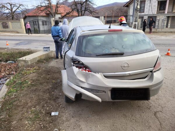 Coliziune pe DN 72A, pe raza localității Gemenea, la data de 20 decembrie a.c., în jurul orei 10:35, polițiștii din cadrul Serviciului Rutier au fost sesizați cu privire la producerea unui accident rutier pe DN 72A, în localitatea Gemenea.