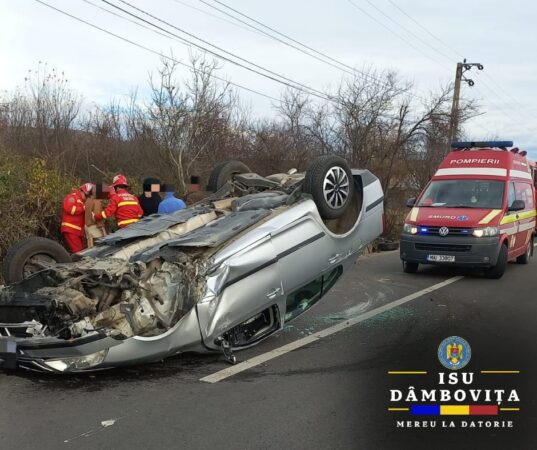A văzut moartea cu ochii  în ziua de Crăciun , s-a răsturnat cu mașina , pompierii intervin acum în cazul unui eveniment rutier în comuna Gura Ocniței, DJ 720, unde un autoturism a ieșit în afara părții carosabile.