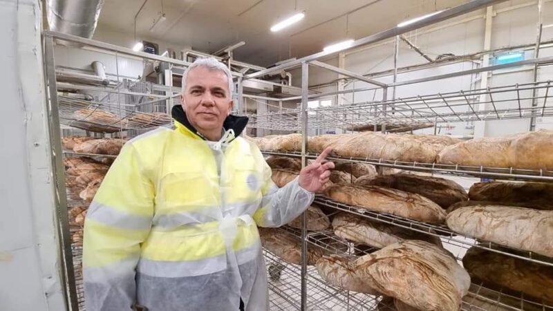 Sunt foarte mulți angajații  care lucrează pe 26 decembrie,angajatorii sunt obligați să-i plătească suplimentar sau să le acorde alte zile libere în perioada următoare prin rotație.