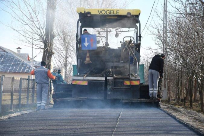 Vremea bună a permis continuarea lucrărilor de asfaltare pe strada Porumbeilor din Ghimpați  Vremea bună a permis continuarea lucrărilor de asfaltare pe strada Porumbeilor din Ghimpați, astăzi s-a turnat asfalt. Chiar daca este final de an