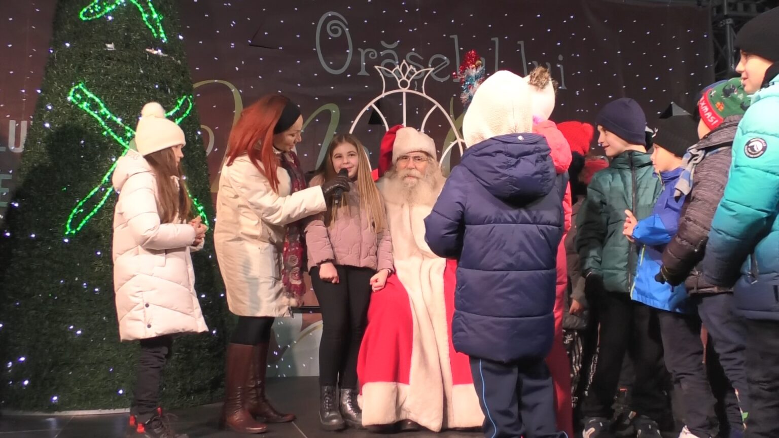 La Târgoviște, Moș Crăciun are sacul plin cu cadouri pentru copiii care ajung în  Orășelul din Piața Tricolorului , vineri seara, Moșul alături de Crăciuniță și spiriduși