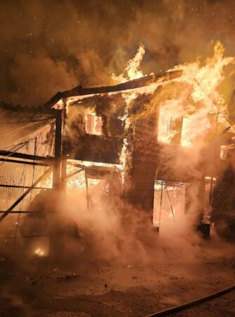 Doi bărbați au murit carbonizați într-un incendiu ce a mistuit o casă, în satul Racovița Doi bărbați au murit carbonizați într-un incendiu ce a mistuit o casă, în satul Racovița, noaptea trecută, în jurul orelor 00:35.