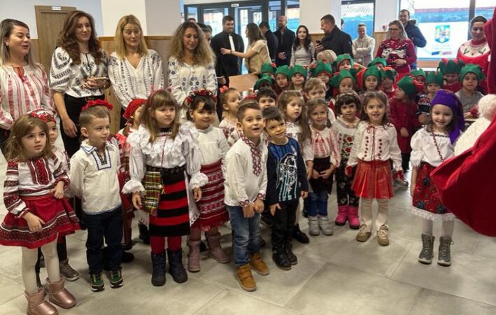 Magie și Bucurie: Prichindeii din Târgoviște au colindat Instituțiile Locale și au adus Spiritul Crăciunului
