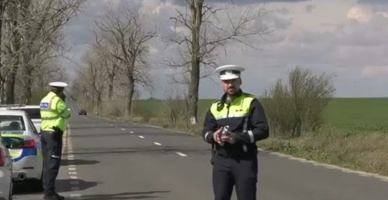 Polițiștii dâmbovițeni, prezenți pe sectoarele de drum intens circulate, fiind instituite 12 filtre pe raza întregului județ pentru creșterea gradului de siguranță pe drumurile publice, combaterea infracționalității și asigurarea unui climat de ordine publică.