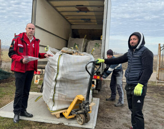 Proiectul ”Case cu căldură” este implementat de Crucea Roșie Dâmbovița: Familii din Văcărești, Crevedia și Târgoviște, vor primi iarna aceasta lemne pentru foc